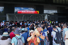 The station entrance to the new Taipei Metro Xinyi Line Guangci/Fengtian Temple Station was packed with people eager to board at the station's opening on Sunday afternoon. (Photo: CNA)