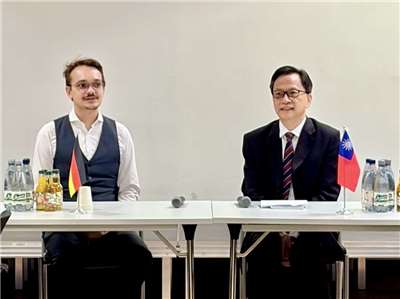 BSH Deputy Chairperson Pascal Läpple (left) and Klement Gu, representative to Germany (right), engage in a dialogue with students at an advanced learning camp hosted by BSH. (Photo: provided by the Taipei Representative Office in Germany)