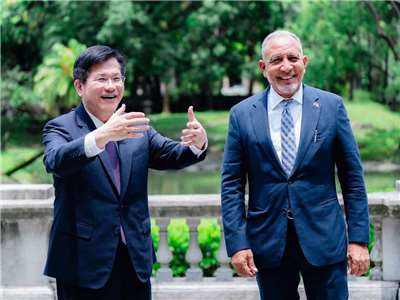 Foreign Minister Lin Chia-lung (left) with Saint Vincent and the Grenadines Prime Minister Godwin Friday (right). (Photo: Lin Chia-lung/Facebook)