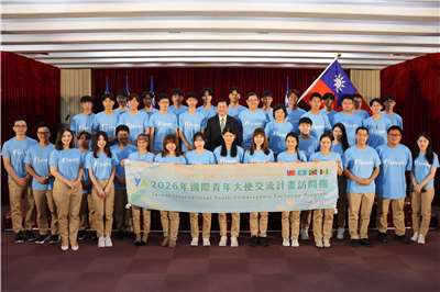 Taiwan Foreign Minister Lin Chia-lung stands with 2026 International Youth Ambassadors Exchange Program participants and other officials at a send-off ceremony in Taipei on August 12, 2026. (Rti Photo/James Thompson)