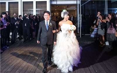 Michelle's dad walking her down the aisle! (Photo: Michelle Chiang)