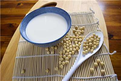 Soy milk. (Photo: bigfatcat/Pixabay)