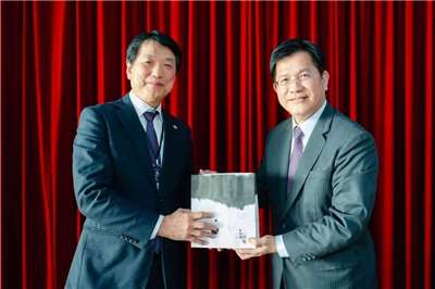 Foreign Minister Lin Chia-lung (right) received a courtesy visit on Tuesday from Lai Pen-mien (left), the new chairperson of the 14th Japan Taiwanese Chamber of Commerce and Industry, and his delegation. (Photo: Foreign Ministry)