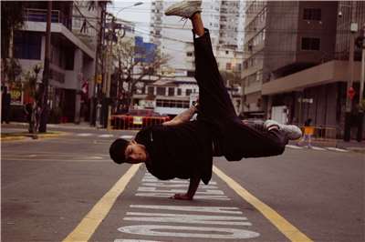 Urban street dancer performs breakdancing move. (Photo: Jean Pierre Arenas Duran/Pexels)