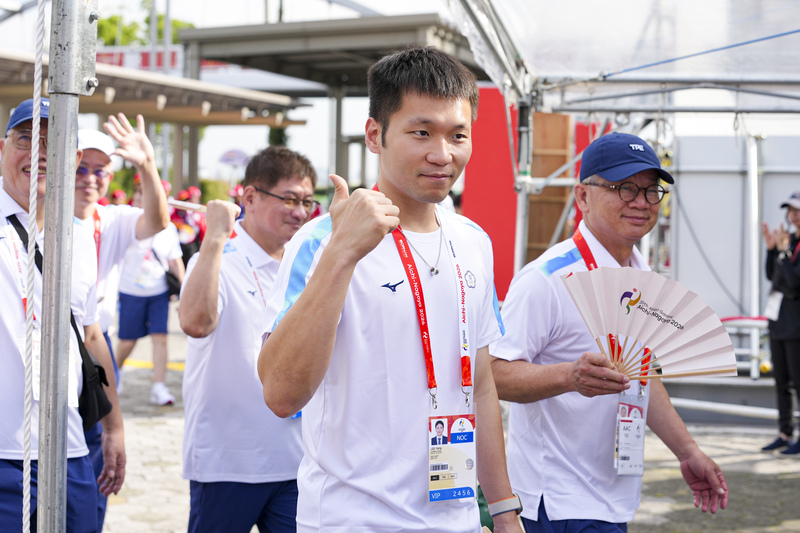 Lee was eventually able to enter the venue and complete the ceremony after approximately 90 minutes. (Photo: CNA)