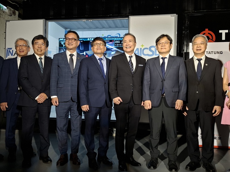 Economic Minister Kung Ming-hsin (right) announces plans to bring 25 large-scale natural gas-fired power units online within 10 years at Tatung’s AIDC launch event. Tatung Chairman Chang Jung-hua (third from right) and other representatives pose for a group photo. (Photo: CNA)
