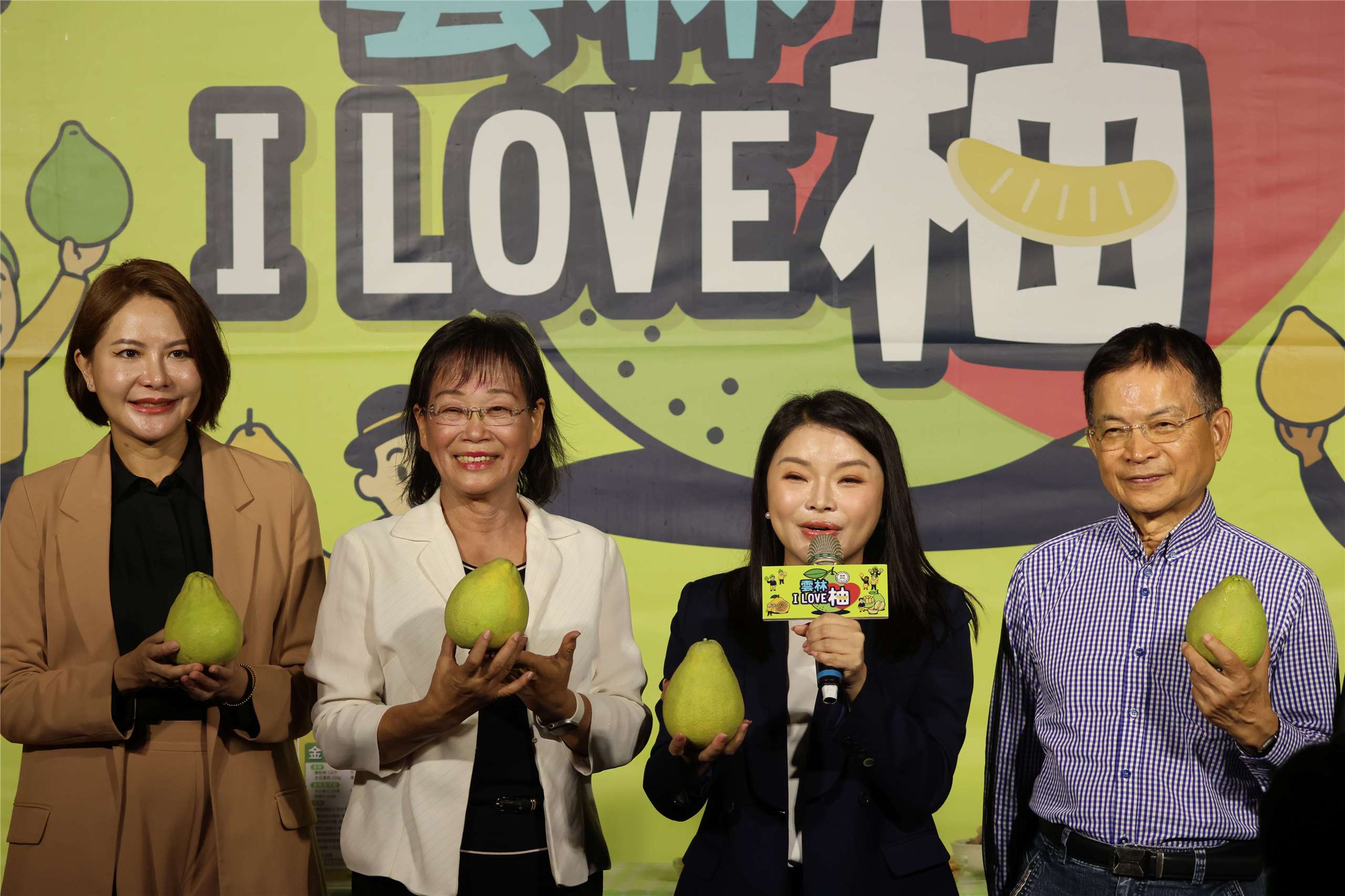 Yunlin County Deputy Magistrate Hsieh Shu-ya (second from left) and other attendees hold pomelos during a promotional event in Taipei on September 4, 2026. (Rti Photo/James Thompson)