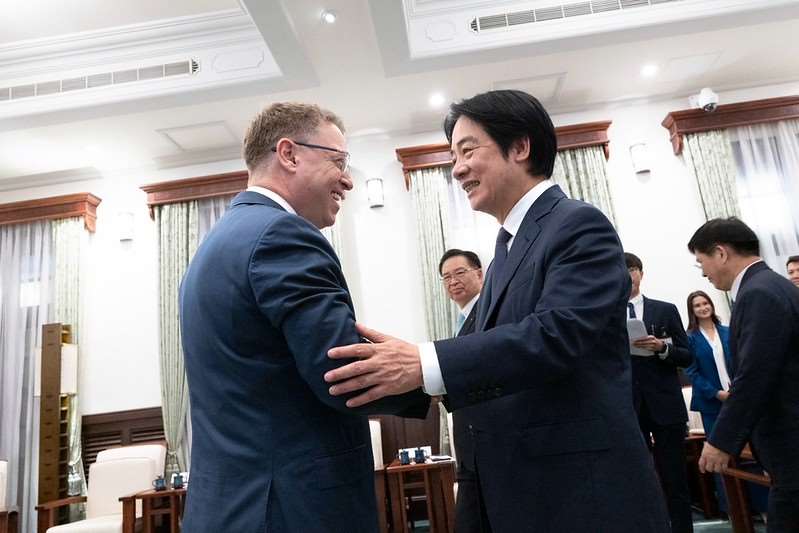 President Lai Ching-te (right) and Foundation for Defense of Democracies China Program Chairman Matt Pottinger (left) on September 24. (Photo: Office of the President)