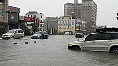 The public is urged to stay informed about the latest water and weather conditions, not to underestimate threats caused by heavy rains, and to prepare for disaster prevention and mitigation in advance. (Photo: CNA)