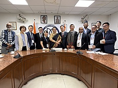 Taiwanese scholars exchanging ideas with other experts in New Delhi. (Photo: CNA)