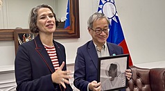 Culture Minister Li Yuan (right) meets Booker Prize Foundation CEO Gaby Wood (left) in London on Thursday; Wood presented a double-exposure black-and-white photo she shot, overlaying portraits of “Taiwan Travelogue” author Yang Shuang-zi and translator Lin King. (Photo: CNA)