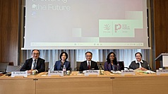 The WTO held its annual Public Forum in Geneva from the 15th to the 17th, with Taiwan was selected to host a symposium for the seventh time. Taiwan's Representative to the WTO, Hwang Jau-yuan (center), moderated the discussion focused on MSMEs. (Photo: CNA)