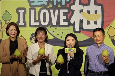 Yunlin County Deputy Magistrate Hsieh Shu-ya (second from left) and other attendees hold pomelos during a promotional event in Taipei on September 4, 2026. (Rti Photo/James Thompson)