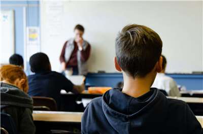 A student is listening to the teacher. (Photo: Taylor Flowe/Unsplash)