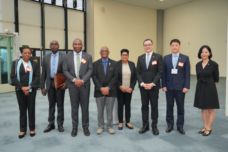 Governor Cyril Errol Melchiades Charles of Saint Lucia (center-left) and his wife arrived in Taiwan's Taoyuan International Airport early Thursday morning, where they were greeted by Deputy Foreign Minister Chen Ming-chi (third from right). (Photo: CNA)