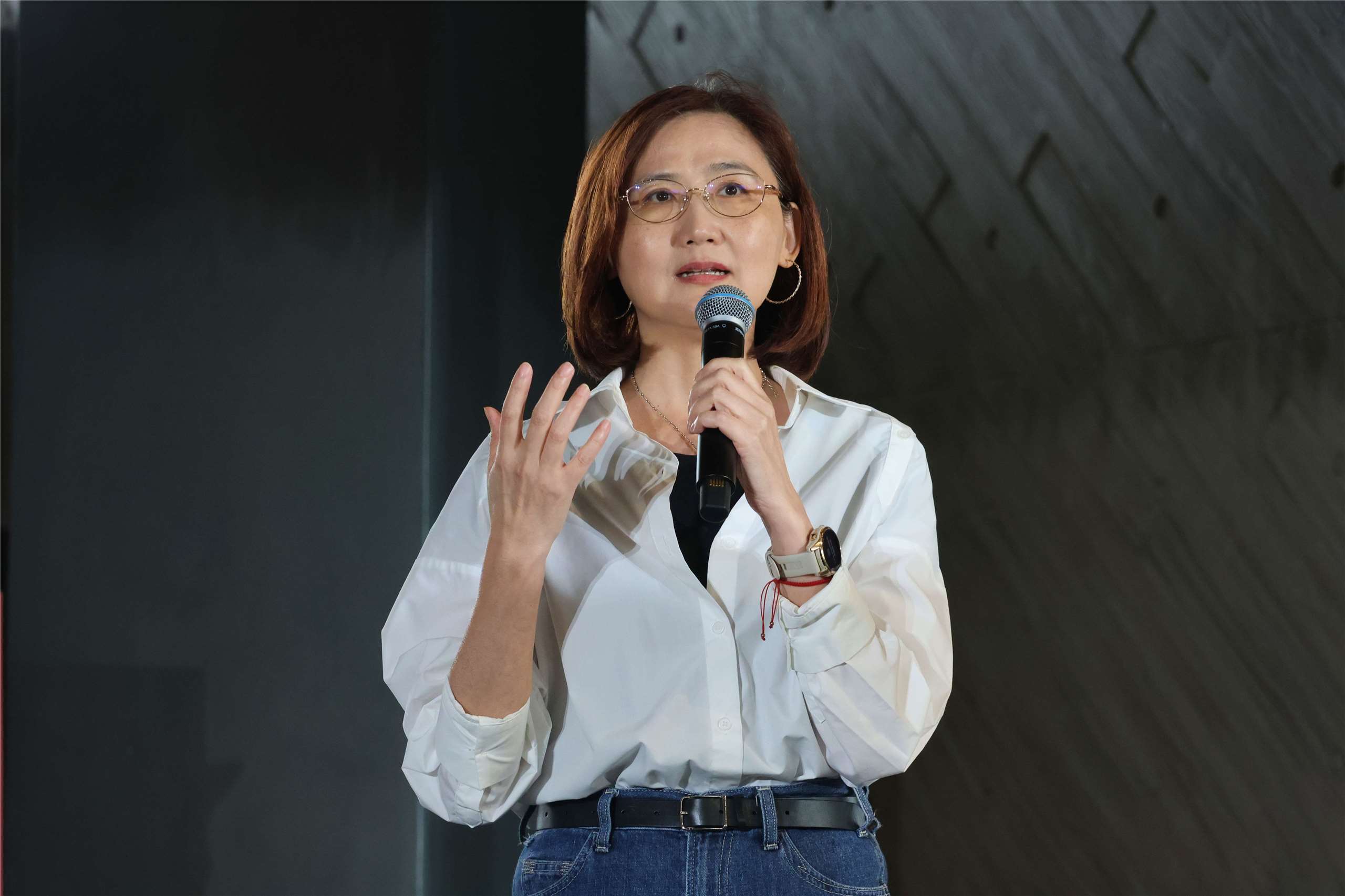 New Taipei City Government Cultural Affairs Department Director Chang Yi-yu (張藝育) speaks at the New Taipei City Multicultural Festival in Yingge District, New Taipei City, on May 9, 2026. (Rti Photo/James Thompson)