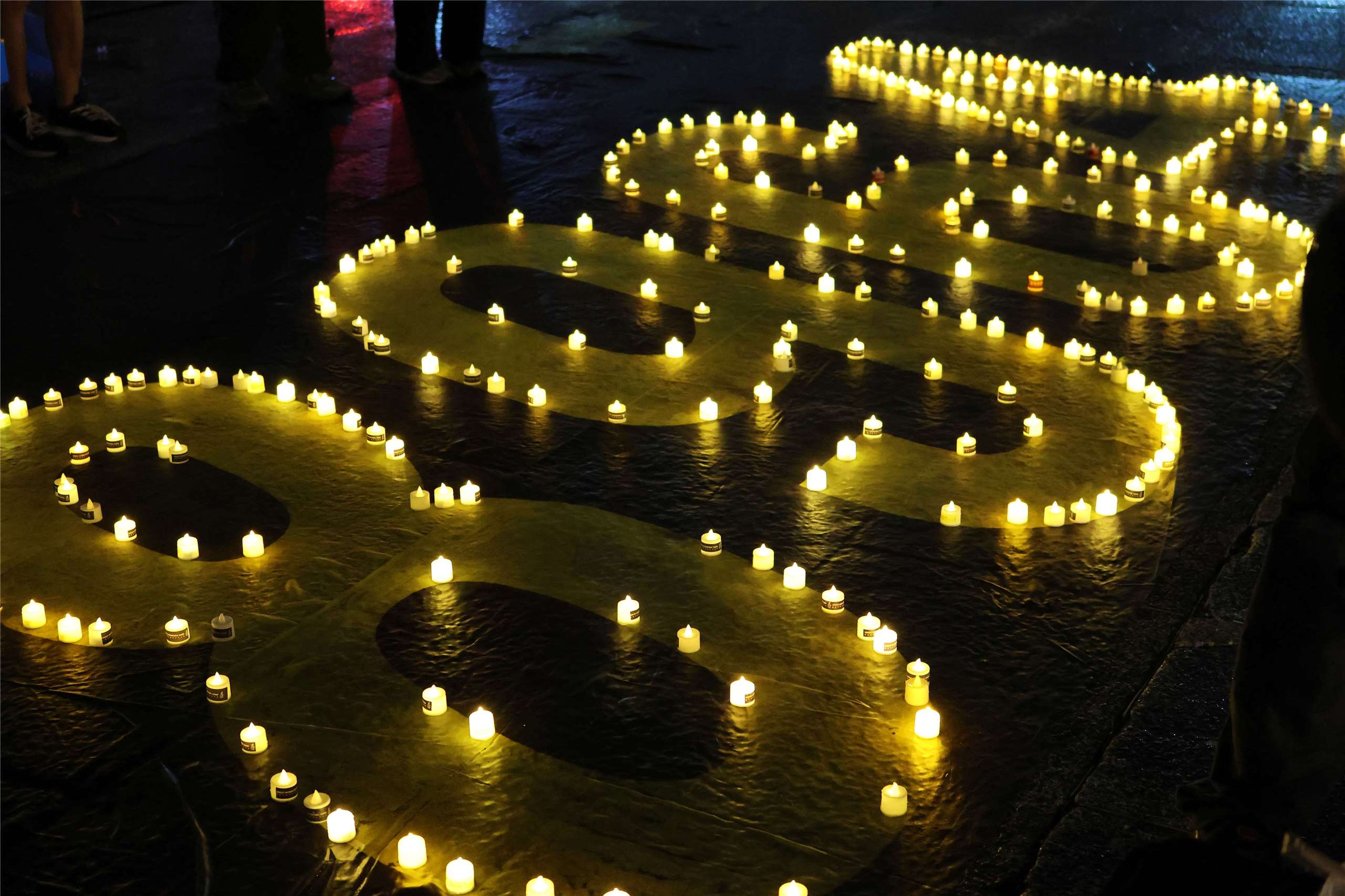 Electronic candles form the numbers “8964,” representing June 4, 1989, the date of the Tiananmen Square Massacre. (Rti Photo/James Thompson)