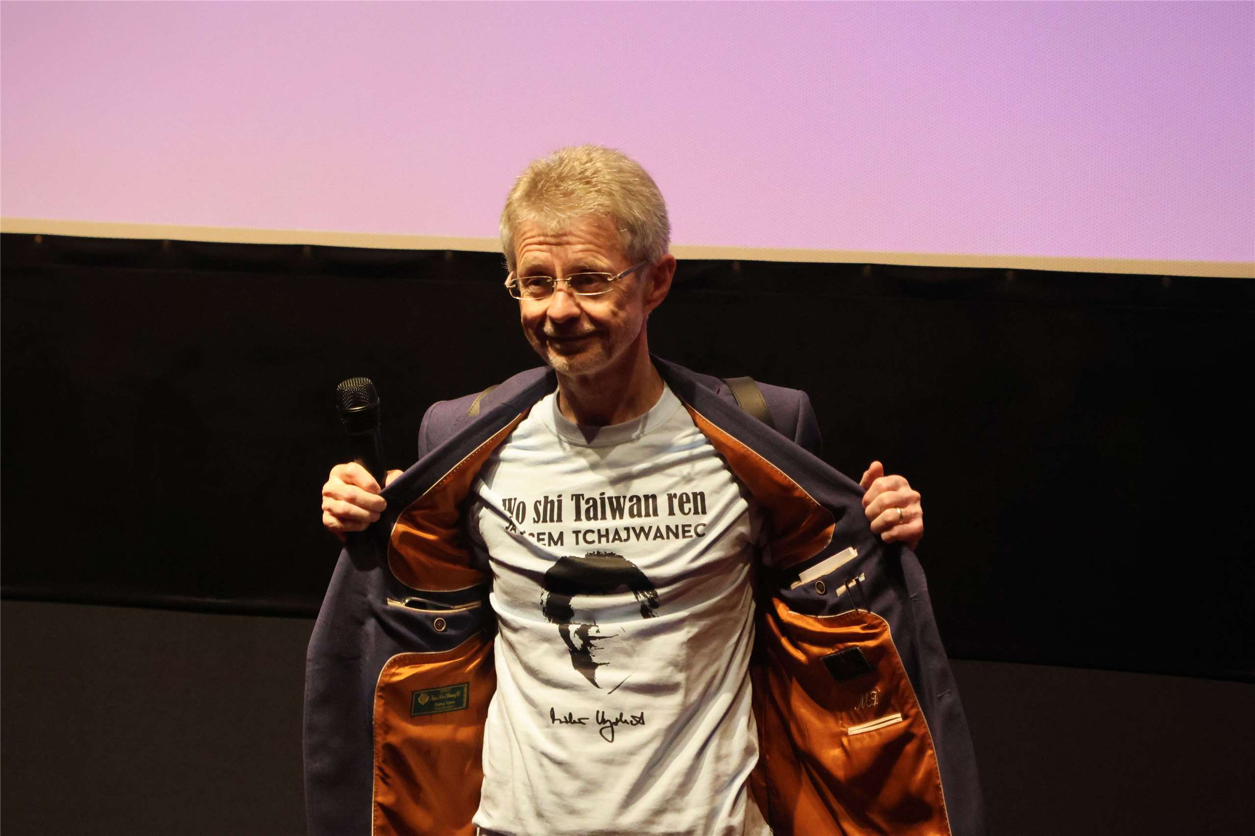 Czech Senate President Miloš Vystrčil reveals a T-shirt bearing the title of the film “I Am Taiwanese” at a special screening in Taipei on June 2, 2026. (Rti Photo/James Thompson)