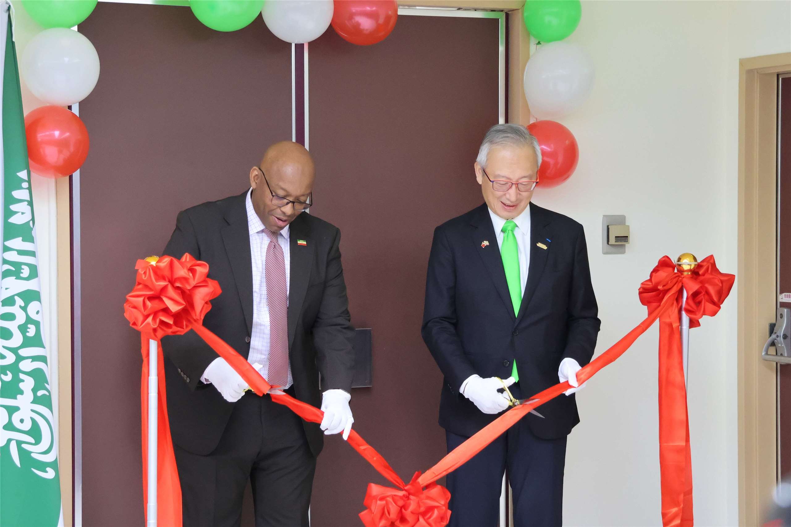 Republic of Somaliland Representative to Taiwan Ambassador Mahmoud Adam Jama Galaal, left, cuts a ceremonial ribbon with Taiwan Deputy Foreign Minister François Wu at the opening of Somaliland’s new representative office on June 12, 2026. (Rti Photo/James Thompson)