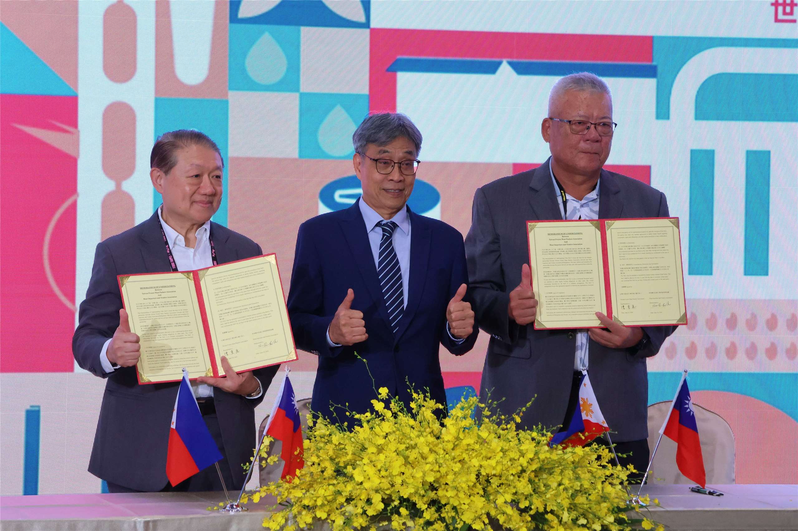 Agriculture Minister Chen Junne-jih, center, witnesses the signing of a MOU on pork trade between Taiwanese and Philippine industry representatives, on June 24, 2026. (Rti Photo/James Thompson)