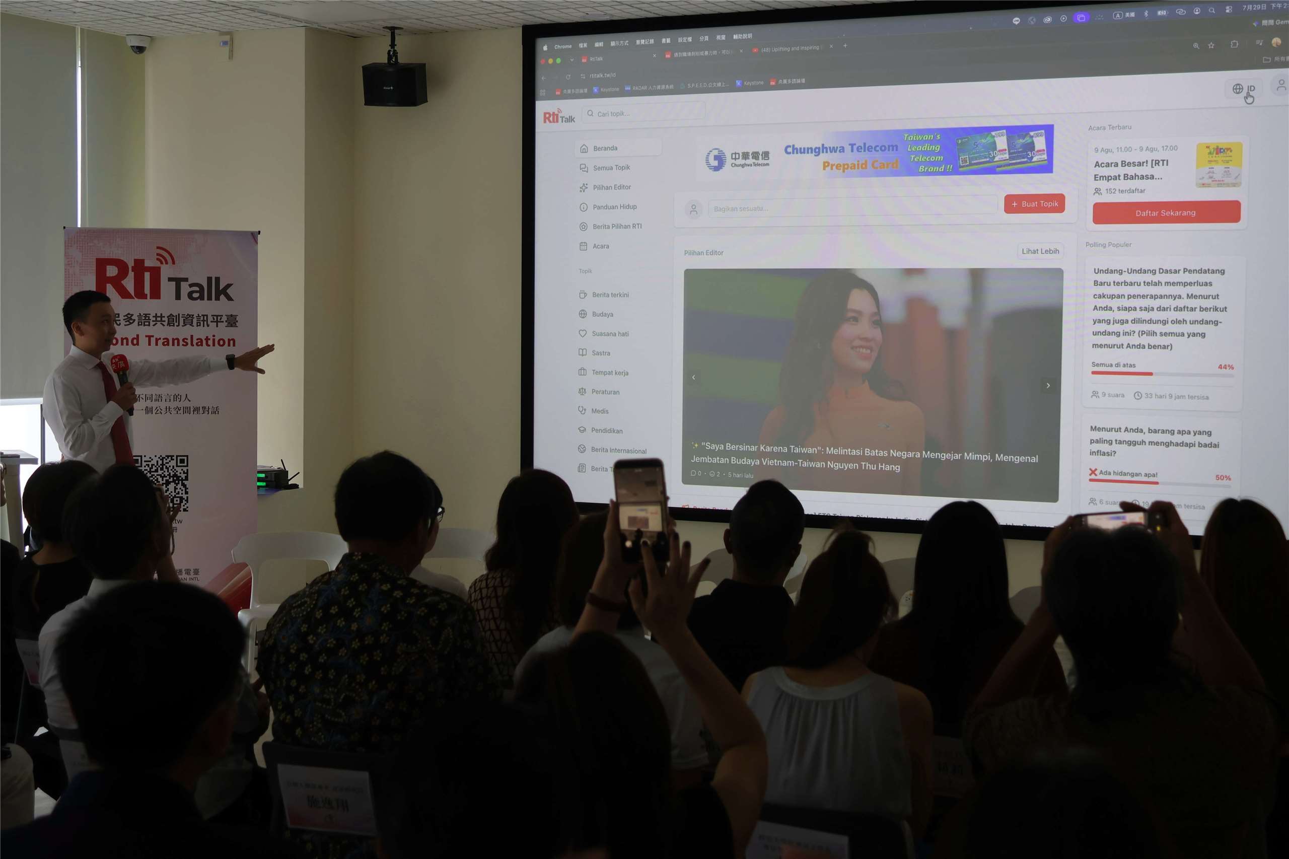 Rti Vice President Chris Liu demonstrates RtiTalk’s features at the platform’s launch event in Taipei on Wednesday, July 29. (Rti Photo/James Thompson)