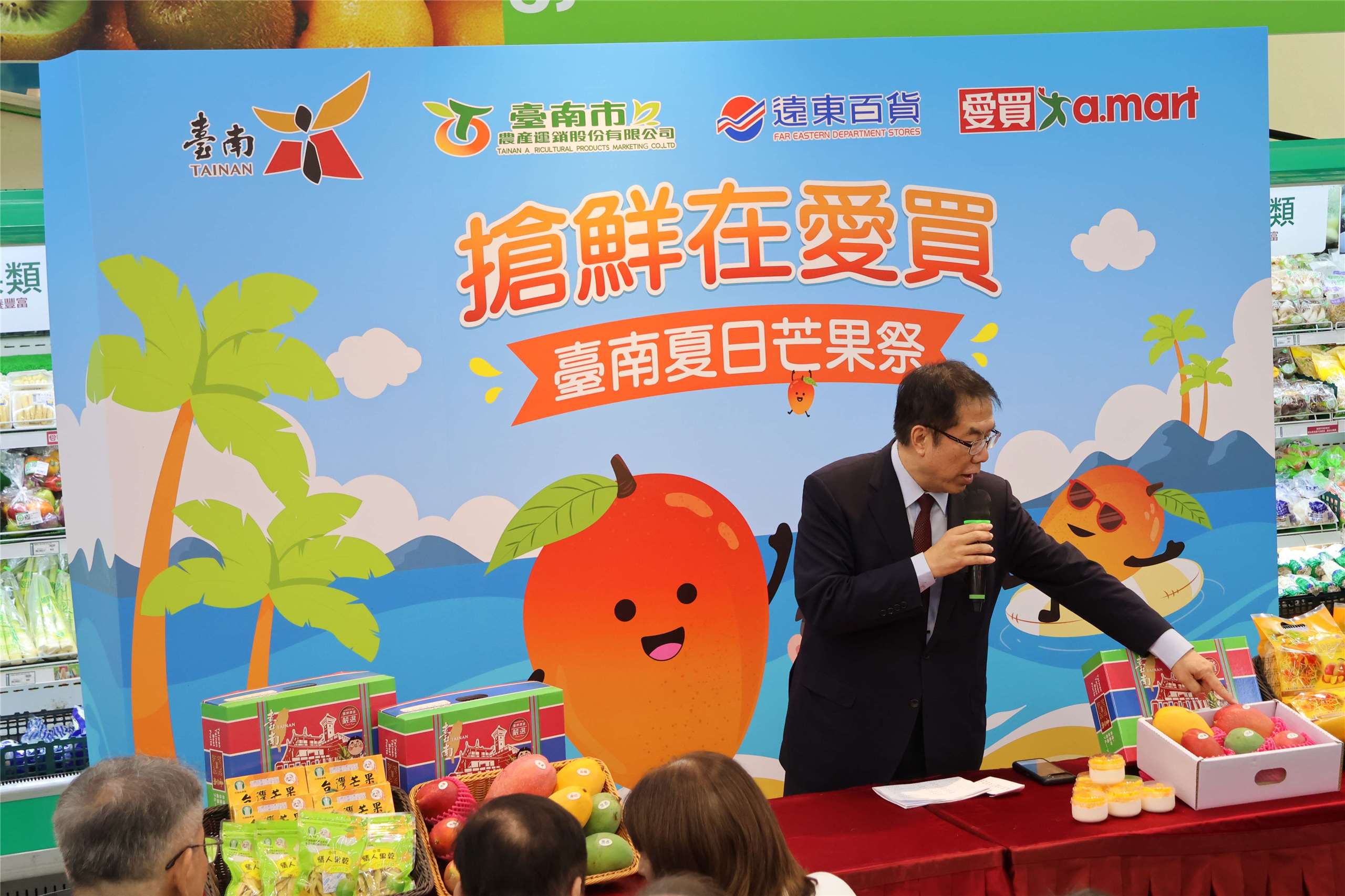 Tainan City Mayor Huang Wei-che speaks at a mango sales promotion at A-Mart in New Taipei’s Banqiao District on July 2, 2026. (Rti Photo/James Thompson)