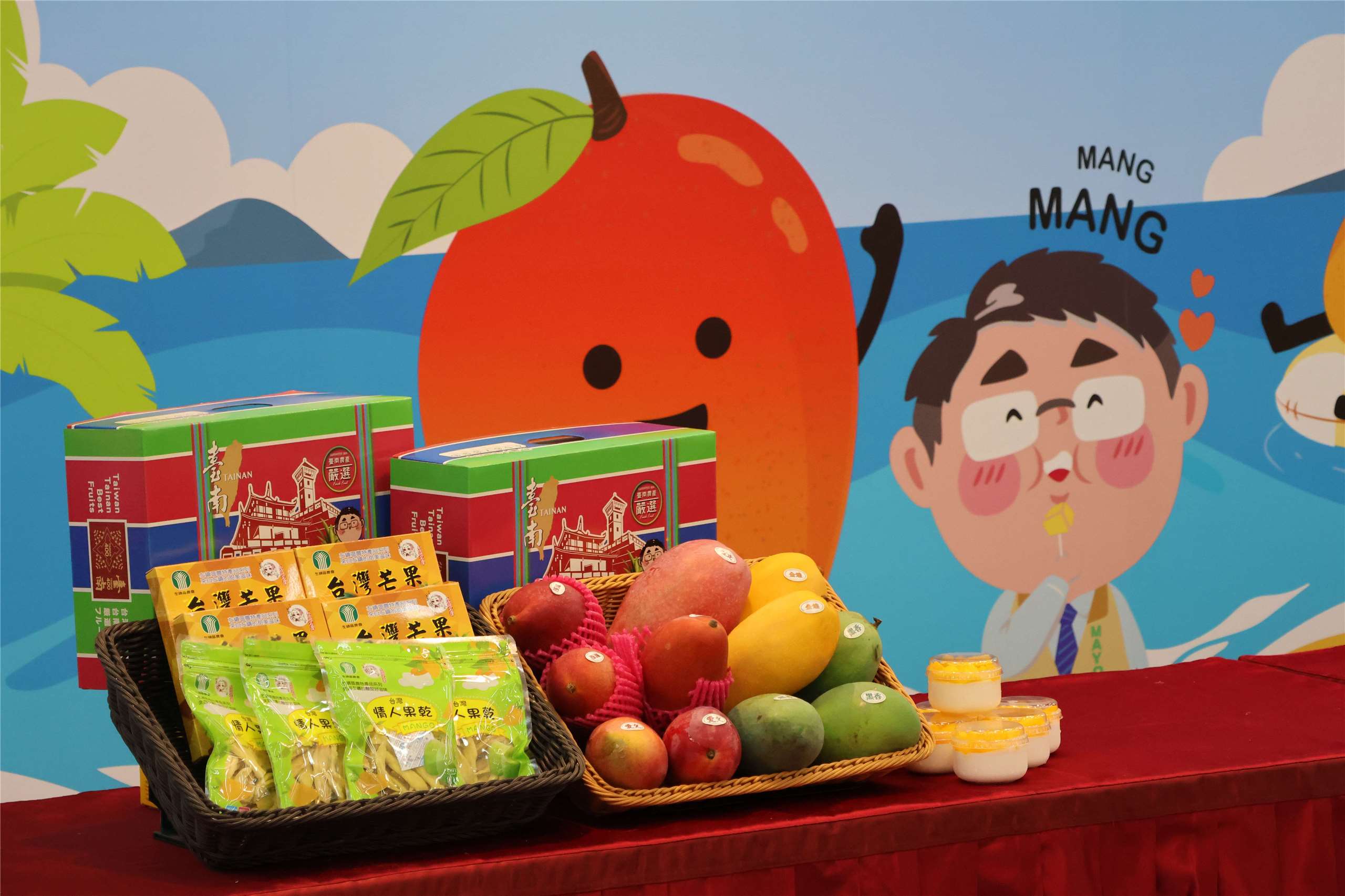 Fresh Tainan mangoes and other mango products are displayed at A-Mart in New Taipei’s Banqiao District on July 2, 2026. (Rti Photo/James Thompson)