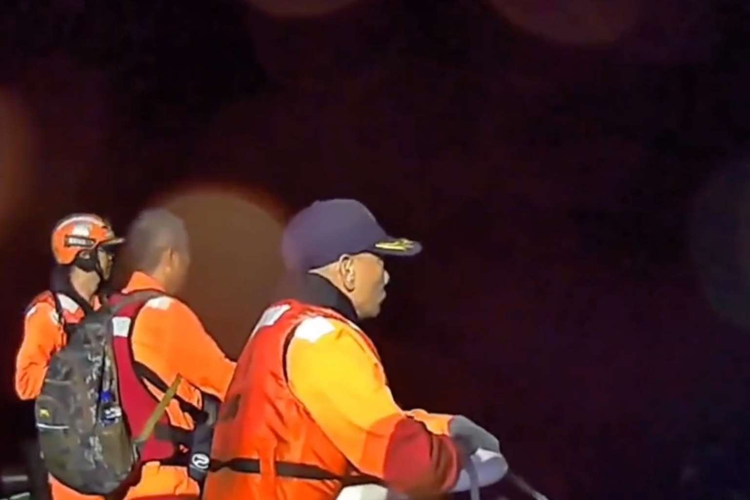 Officers prepare to board the Tian Fa Tsair No. 38 in waters off Taiwan’s southwest coast on December 3, 2025. (Photo: MJIB/Video screenshot)