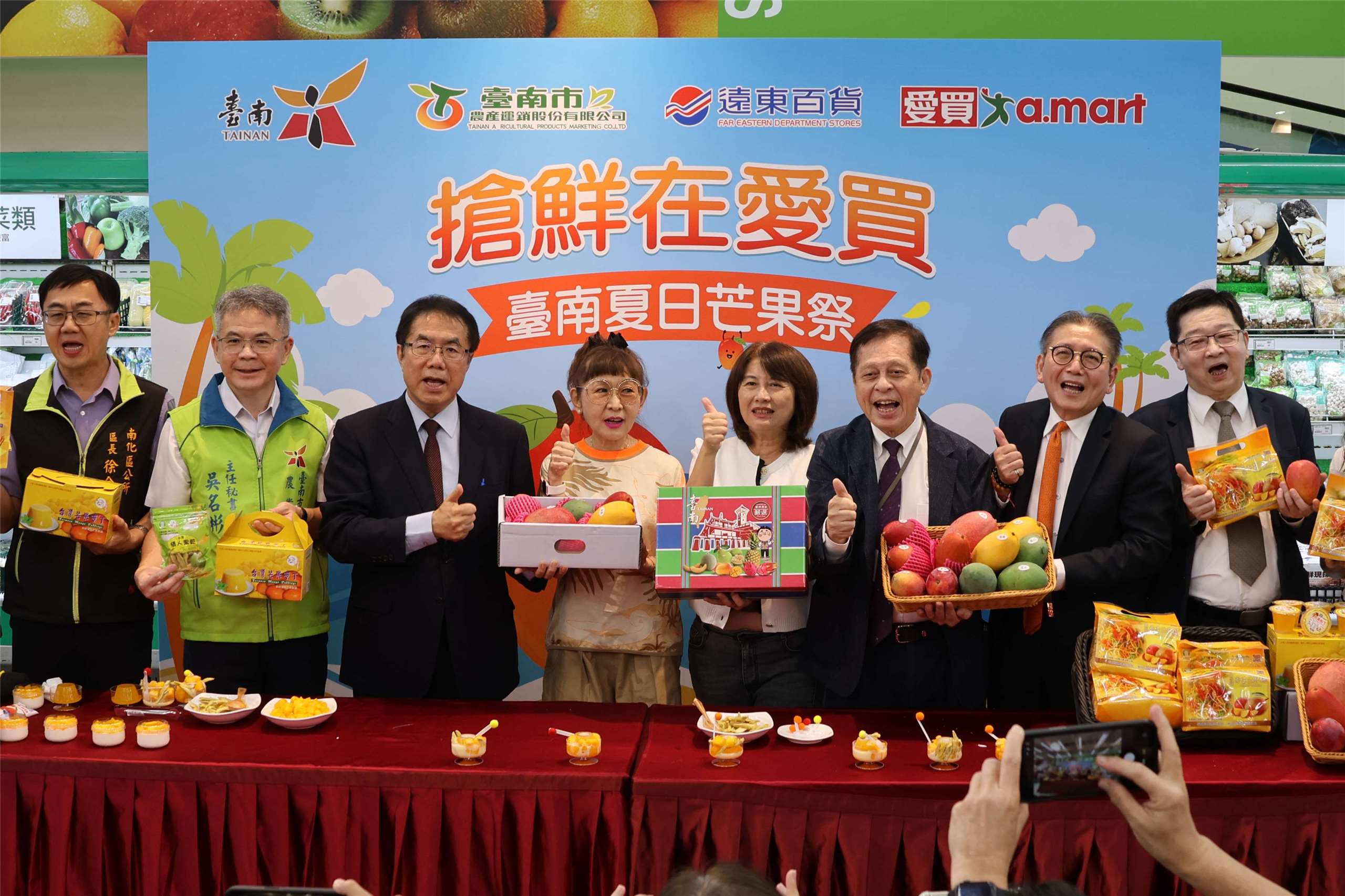 Tainan City Mayor Huang Wei-che, third from left, poses with officials and retail representatives at a mango sales promotion in New Taipei’s Banqiao District on July 2, 2026. (Rti Photo/James Thompson)