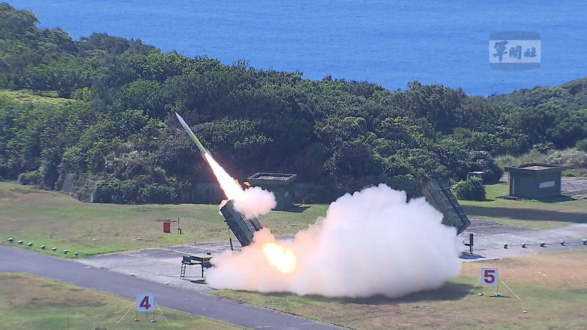 Batería antiaérea disparando (Foto: captura de vídeo)