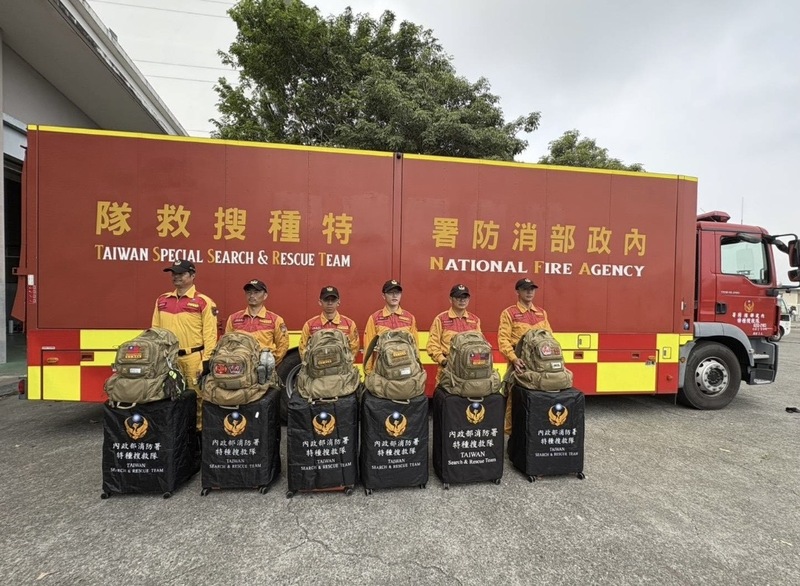 Bomberos taiwaneses de la unidad de acción rápida para ayuda internacional dispuestos para salir hacia Cebú, Filipinas (Foto: CNA)