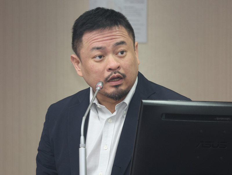 Hung Sun-han, ministro de Trabajo, comparece en el Yuan Legislativo por el caso Giant (Foto: CNA)