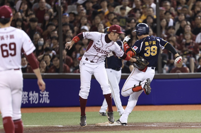 Los Monos Rakuten y los CTBC Brothers disputan la serie final al mejor de siete partidos por el campeonato de la Liga de Béisbol Profesional de Taiwán. Debido a las intensas lluvias, el cuarto juego de la serie se reprogramó para mañana domingo 26 de octubre. De momento, los Monos van a la delantera por 2 a 1 en el marcador acumulado. (Foto: CNA)