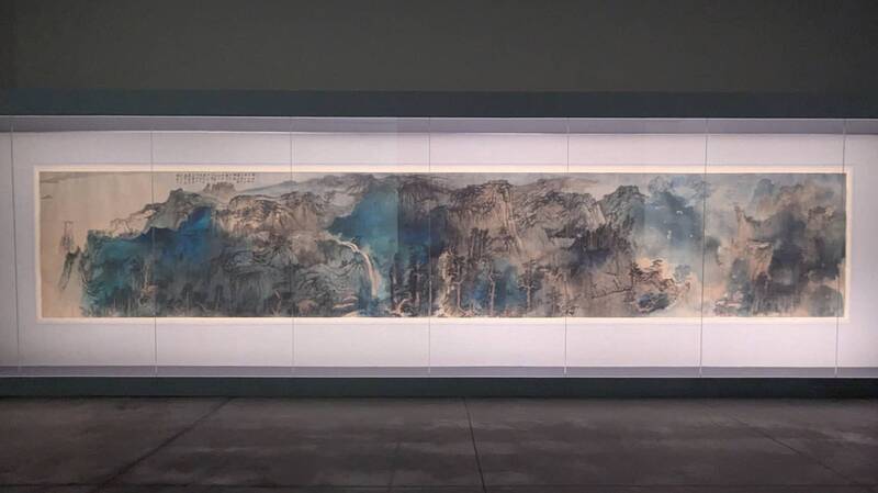 «Vista panorámica del monte Lu» (〈廬山圖〉), del maestro pintor Chang Dai-chien (張大千), se exhibe en el Museo de Arte de Tainan. (Foto: CNA)
