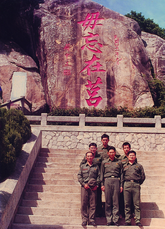 El presidente Lai mostró fotos de su propio servicio militar en Kinmen, expresando su profundo orgullo por haber estado en la primera línea defendiendo a la nación. (Foto: Oficina Presidencial)