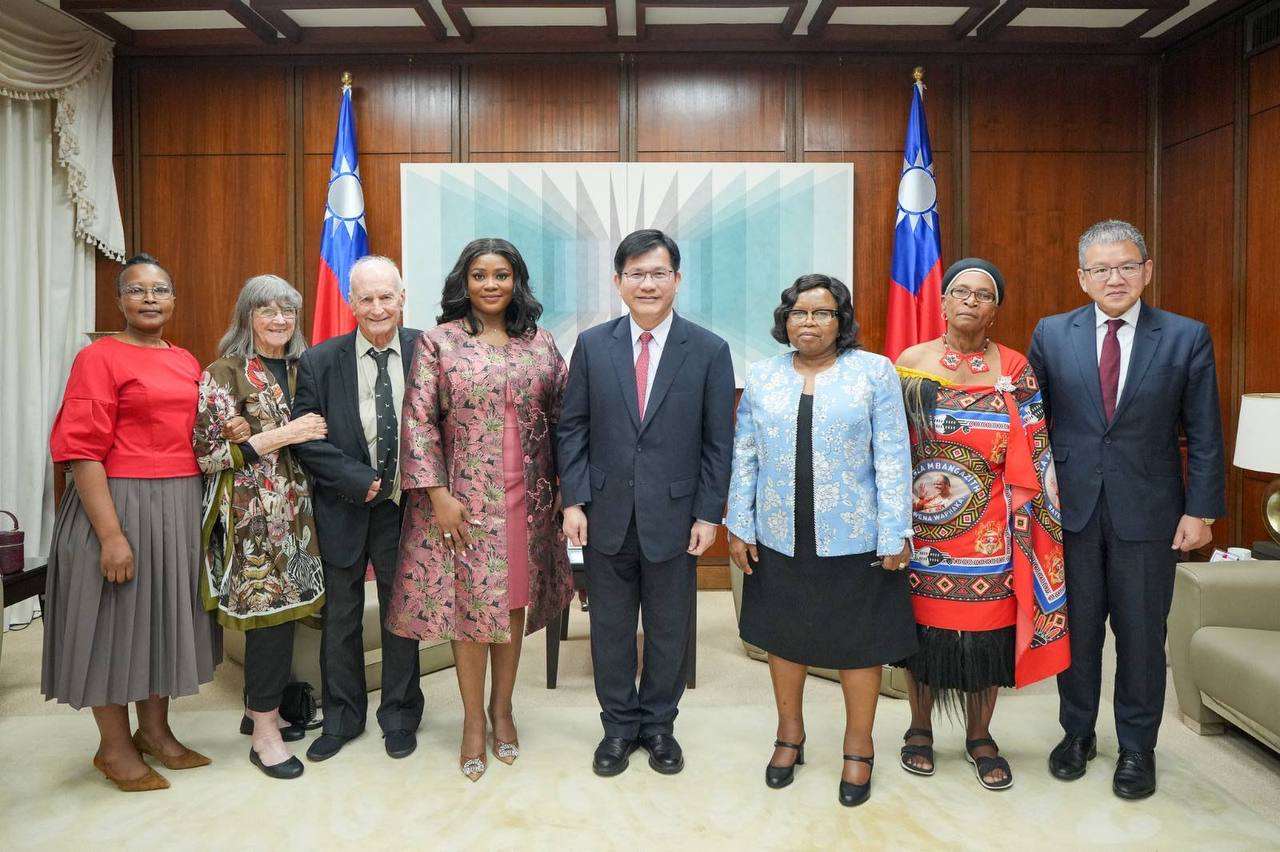 Delegación de turismo de Esuatini con el ministro de Exteriores, Lin Chia-lung (Foto: Facebook de Lin Chia-lung)
