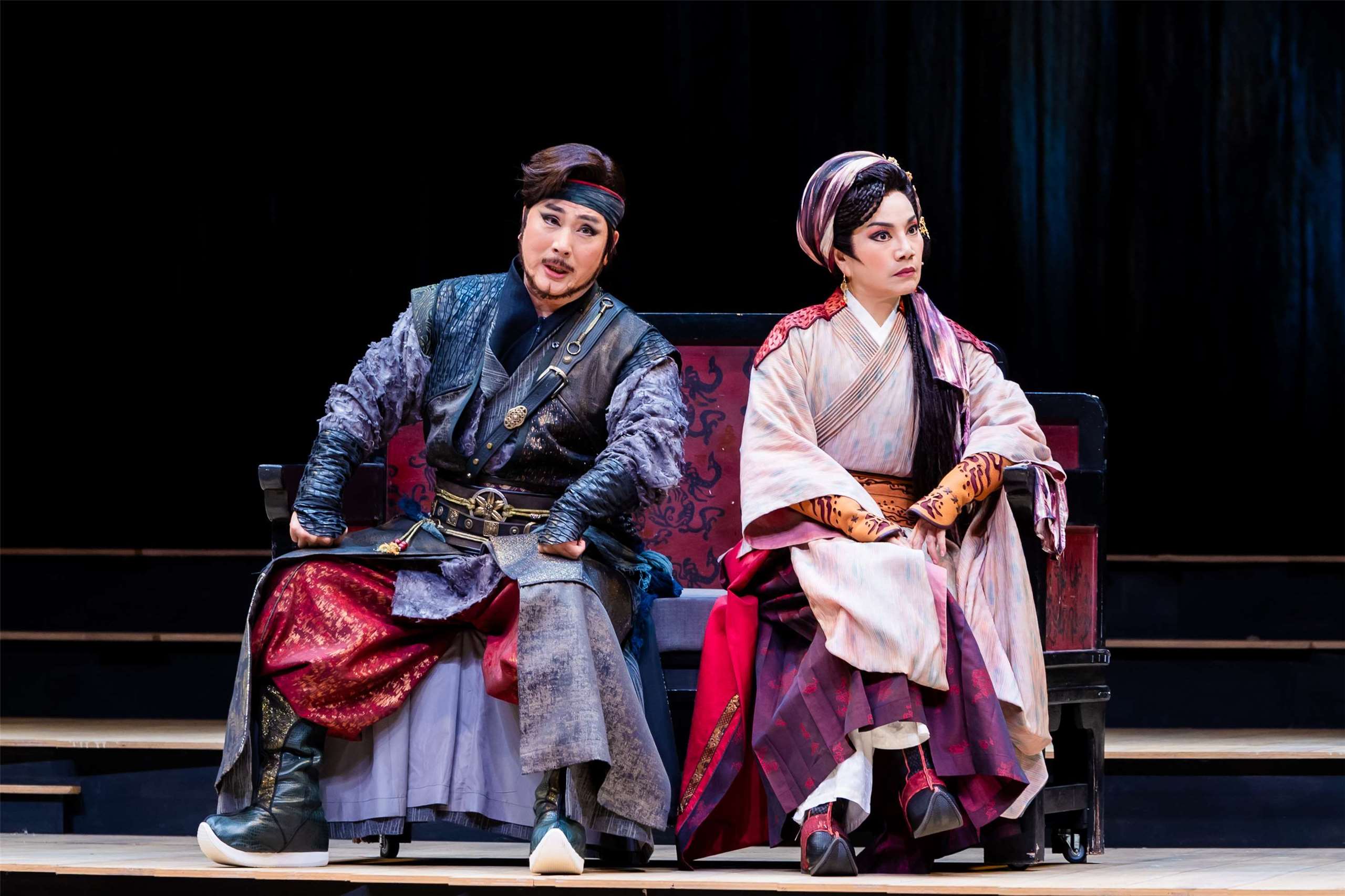 Tang Wen-hua (izda), una estrella de la Ópera de Pekín interpreta a un pirata en la nueva producción de la compañía de Tang Mei-yun (dcha). La nueva producción, titulada "El Sueño al Otro Lado de la Marea". (Foto: Gelée Lai)