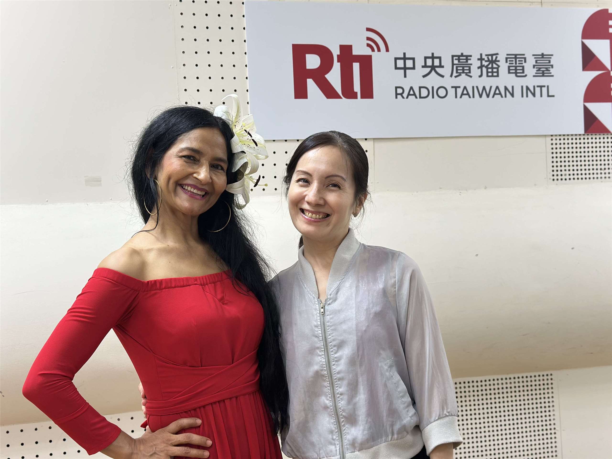 Ana Veydó de Cimarrón y Sol Hong en las cabinas de Rti. (Foto: Rti en español)