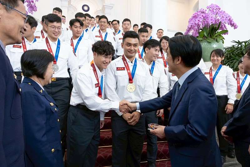 El presidente Lai Ching-te recibió este lunes en la Oficina Presidencial a la delegación taiwanesa que participó en los Juegos Mundiales de Policías y Bomberos 2025 (Foto: Oficina Presidencial)