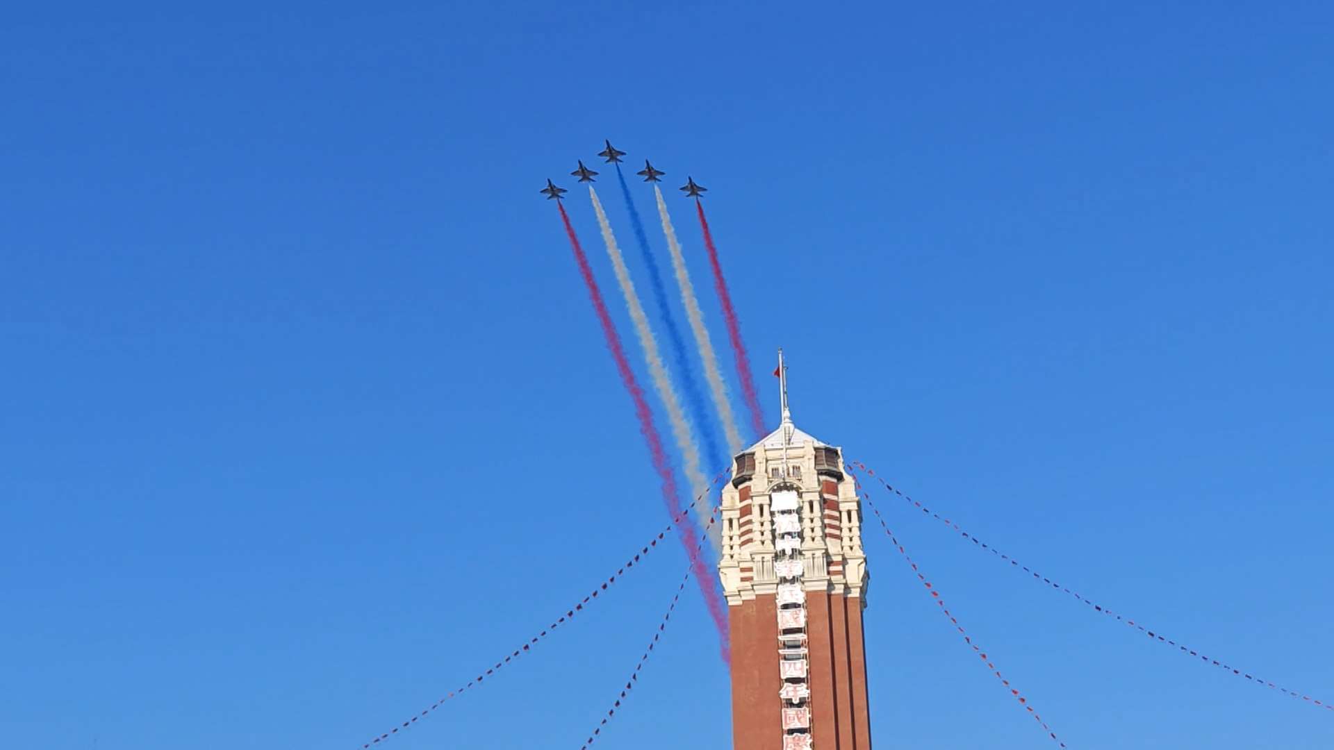 La Patrulla Águila se despliega por encima de la torre de la Oficina Presidencial (Foto: captura de vídeo)
