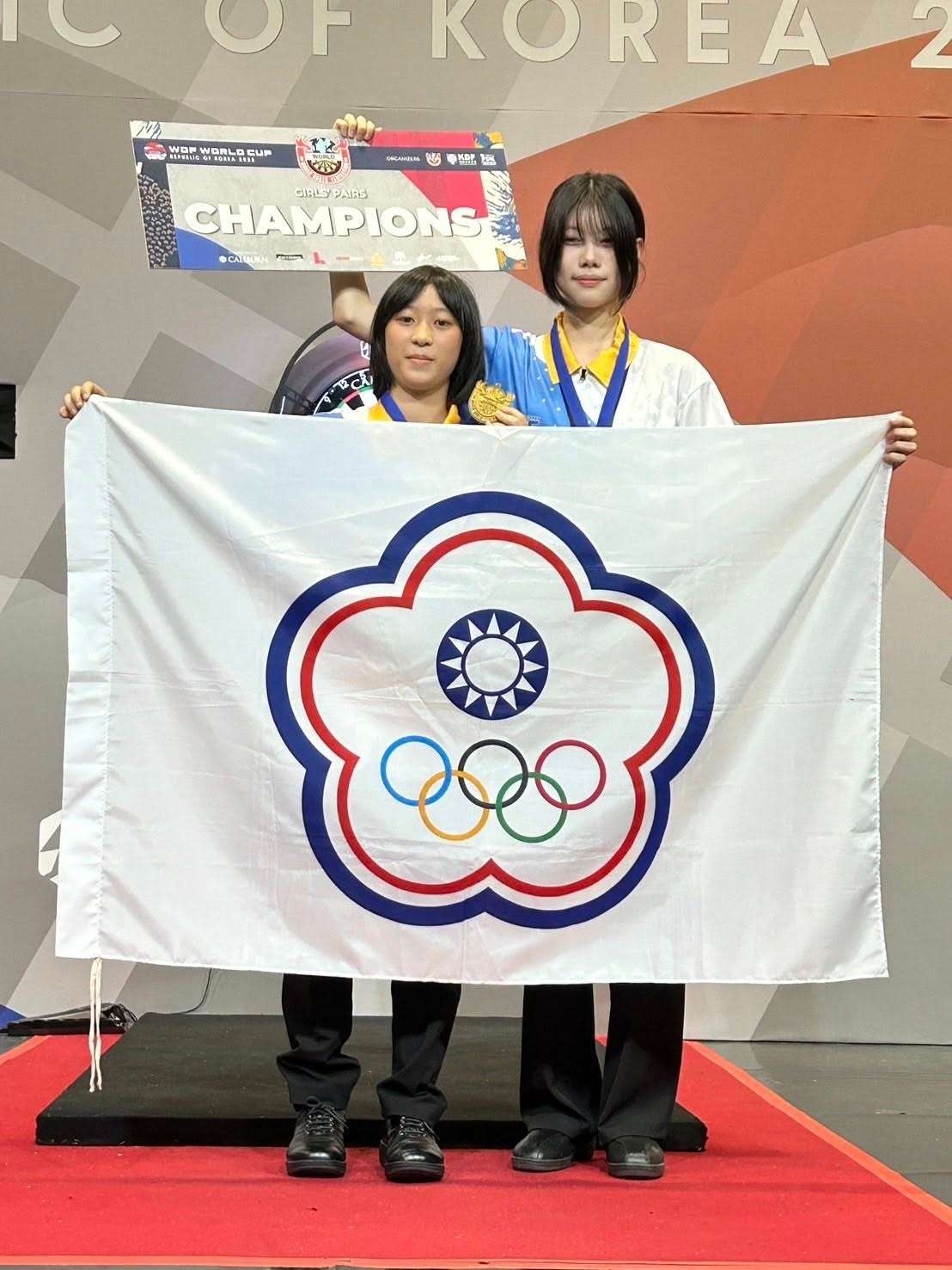 Las taiwanesas Tsai Yung-en (蔡詠恩) y Yang Yi-ching (楊奕晴) se proclamaron campeonas en la categoría femenina sub-18 de la Copa Mundial de la Federación Mundial de Dardos, celebrada en Seúl. (Foto: Federación de Dardos de Taiwán)