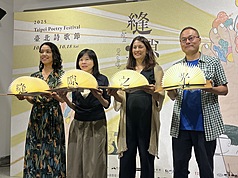 Ayer, sábado 4, dio inicio el Festival de Poesía de Taipéi. La poeta española-rumana Corina Oproae (segunda desde la dcha.) es la poeta residente de esta edición del festival. (Foto: CNA)