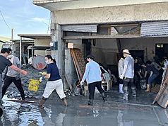 Prosiguen las tareas de limpieza en Guangfu, condado de Hualien (Foto: CNA)
