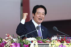 Lai Ching-te arenga a la concurrencia durante su discurso por el Día Nacional del Doble Diez (Foto: CNA)