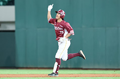 El beisbolista Lin Chih-ping (林智平) lleva a su equipo, los Monos Rakuten, a la serie final de la Liga Profesional de Béisbol de Taiwán tras marcar un triple en el partido decisivo de los playoff ante los Leones Uni-President. Los Monos se batirán ante los CTBC Brothers en un duelo al mejor de siete partidos por el título nacional. (Foto: Monos Rakuten)