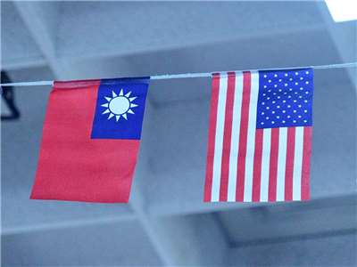 Banderas de EEUU y la República de China (Taiwán) (Foto: Rti)