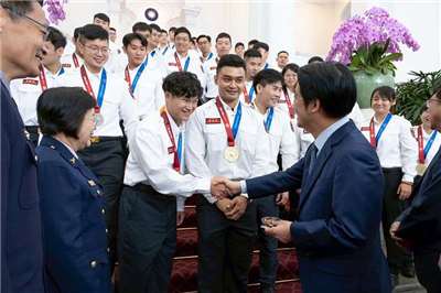 El presidente Lai Ching-te recibió este lunes en la Oficina Presidencial a la delegación taiwanesa que participó en los Juegos Mundiales de Policías y Bomberos 2025 (Foto: Oficina Presidencial)