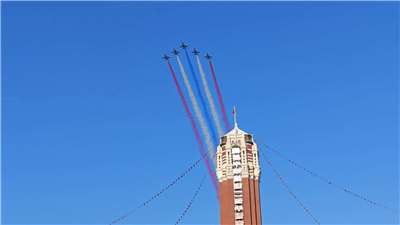 La Patrulla Águila se despliega por encima de la torre de la Oficina Presidencial (Foto: captura de vídeo)