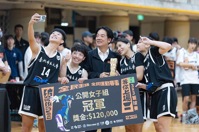 Lai Ching-te con los ganadores de la Copa Presidencial de Baloncesto 3x3 (Foto: Oficina Presidencial)