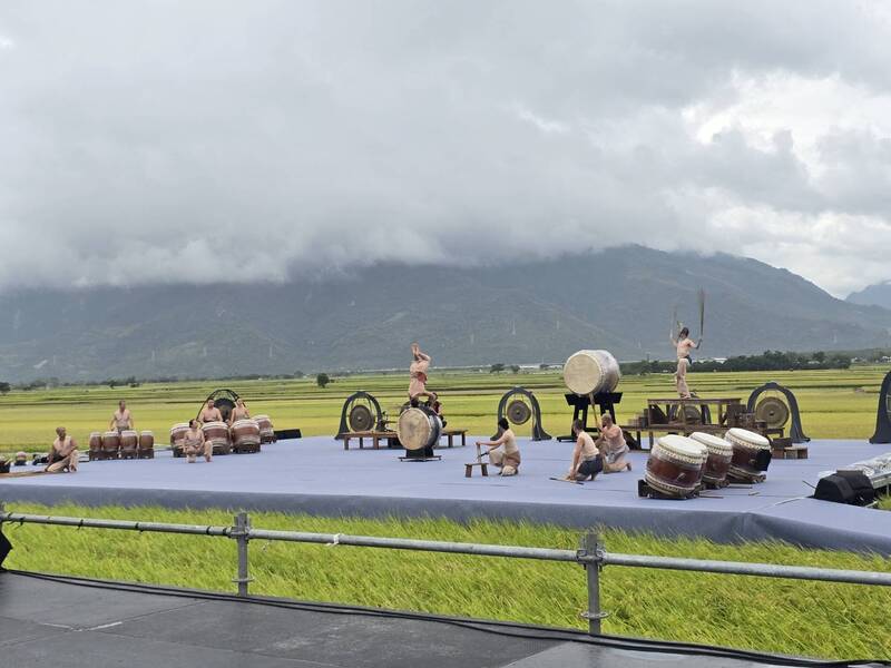  Sangpuy se presentó junto a la agrupación de percusión tradicional Teatro U en el Festival de la Cosecha de Otoño de Chishang. (Foto: CNA)